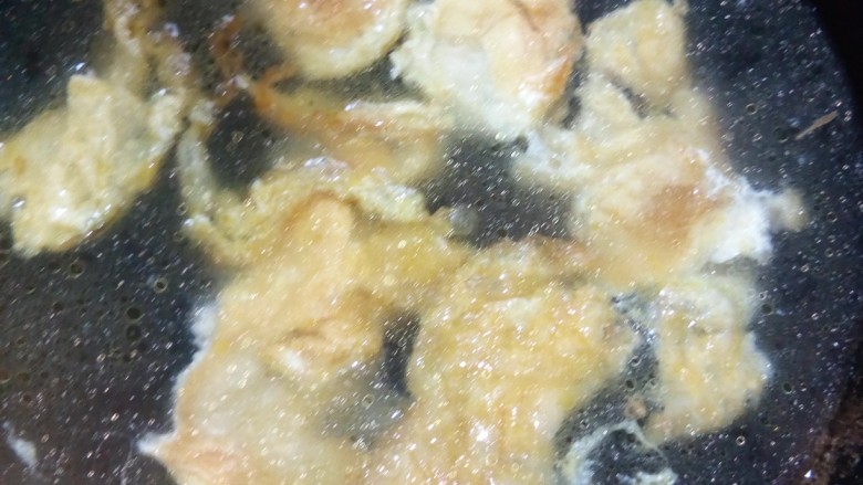 家常挂面,锅中加水。