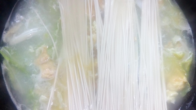 家常挂面,水开后，下<a style='color:red;display:inline-block;' href='/shicai/ 537'>挂面</a>，打散煮面。