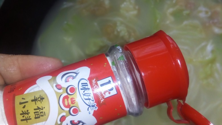 家常挂面,加入调味粉。