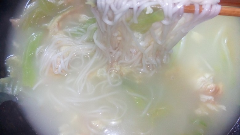 家常挂面,煮好挂面，关火。