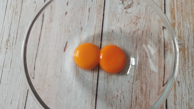 烤牛奶,蛋清蛋黄分离开,蛋黄放入碗中