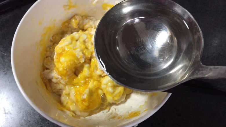 紫菜饼,加入适量清水,一边加一边搅拌