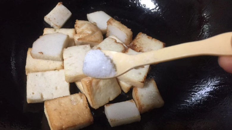 红烧鱼豆腐,适量盐,翻炒均匀
