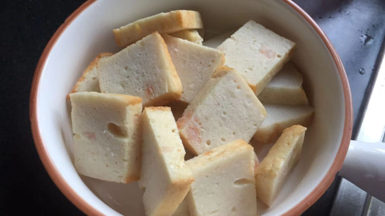 红烧鱼豆腐,装碗里备用