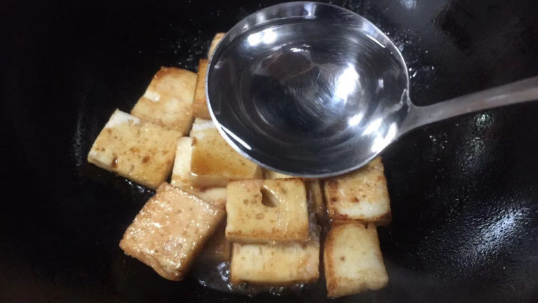 红烧鱼豆腐,加入一勺清水,闷煮大半分钟