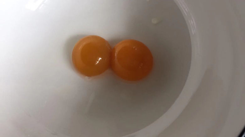 烤牛奶,将蛋清蛋黄分离,只需要蛋黄