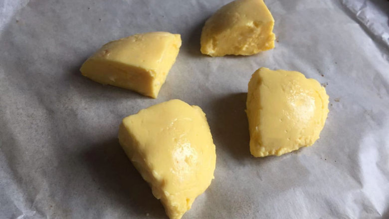 烤牛奶,放在铺好油纸的烤盘上,准备进烤箱