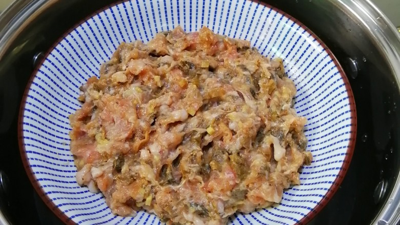 梅干菜肉饼,放入蒸锅中