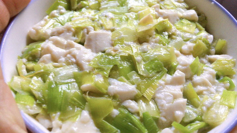 韭黄炒豆腐,用一个小碗,装好压实