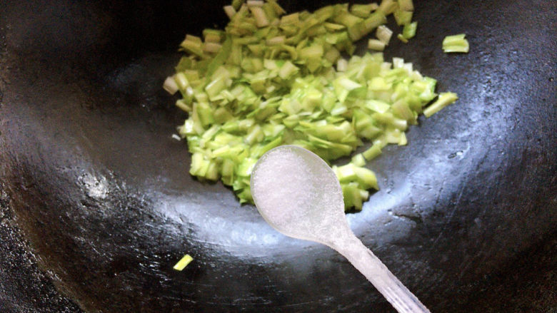 韭黄炒豆腐,加少许盐,炒至变软。