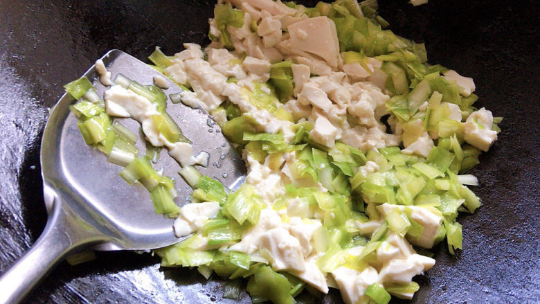 韭黄炒豆腐,用锅铲背面,碾压式翻炒