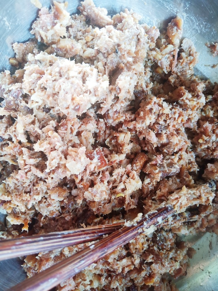 酸菜蒸饺,一斤卤制好的熟猪肉搅成馅儿。