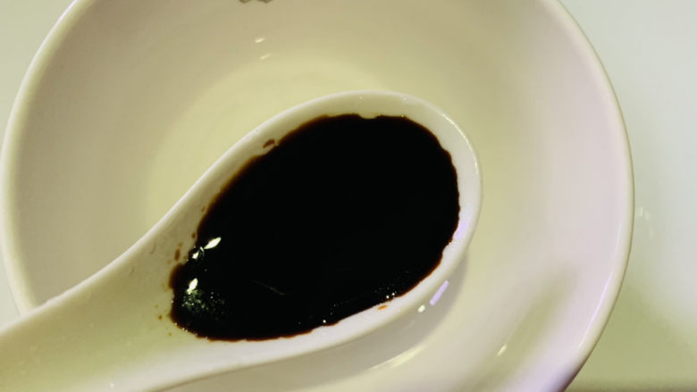 茄子盖浇饭,取一个小碗,调料汁,1勺<a style='color:red;display:inline-block;' href='/shicai/ 762'>老抽</a>