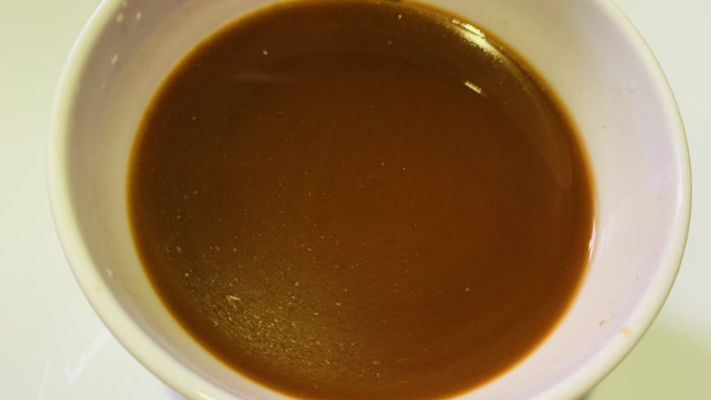 茄子盖浇饭,加半碗清水,搅拌均匀调料