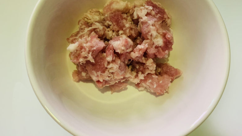 茄子盖浇饭,肥瘦相间的肉,剁成肉沫