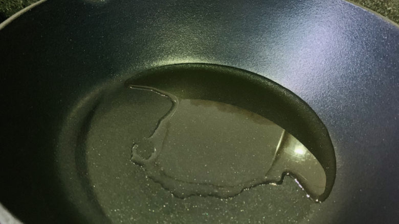 茄子盖浇饭,热锅,加食用油