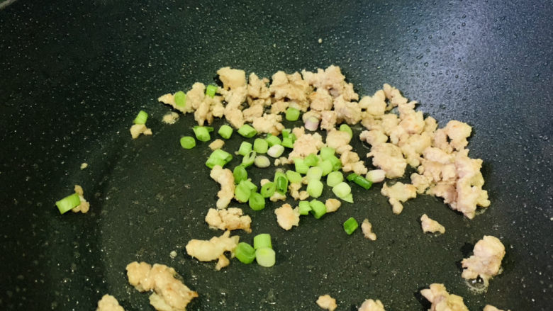 茄子盖浇饭,肉沫炒香,撒葱粒