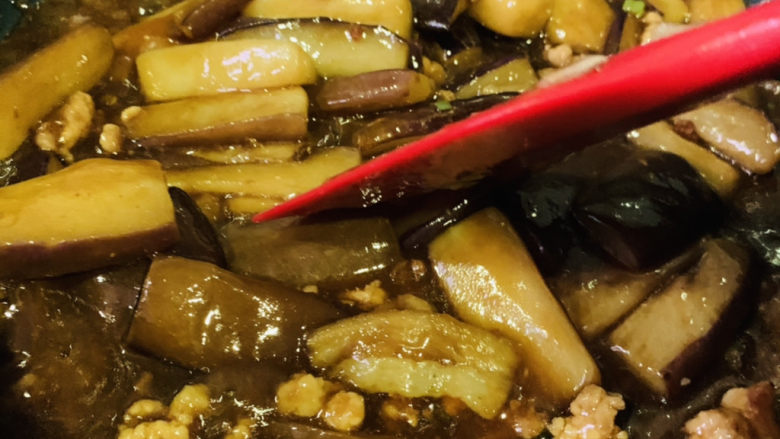 茄子盖浇饭,大火煮一会,汤汁浓稠时收汁