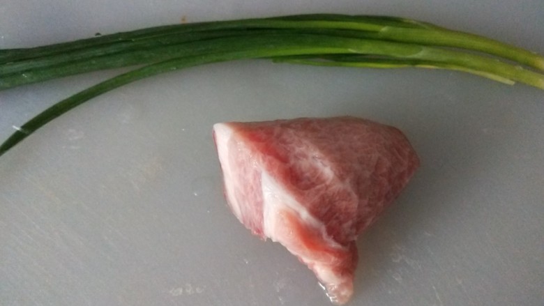肉馅鸡蛋卷,辅料准备小葱2根,肉馅50克