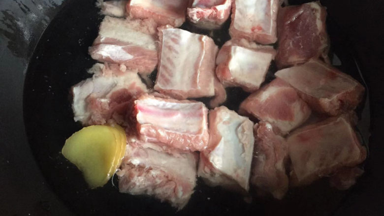 酱香排骨,冷水锅下入排骨,姜片