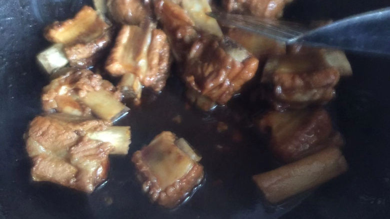 酱香排骨,翻炒均匀,盖上盖中小火闷煮至酥软