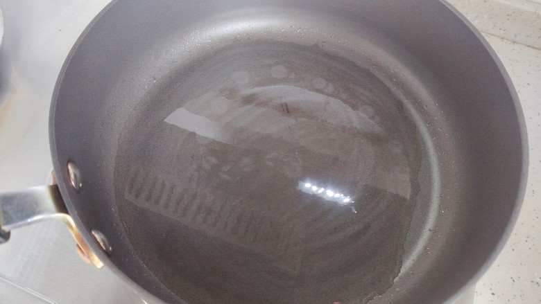 韭黄炒豆腐,平底锅入适量食用油
