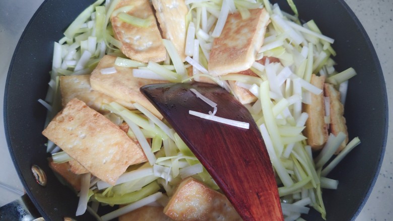 韭黄炒豆腐,轻轻推炒,以免将豆腐炒烂