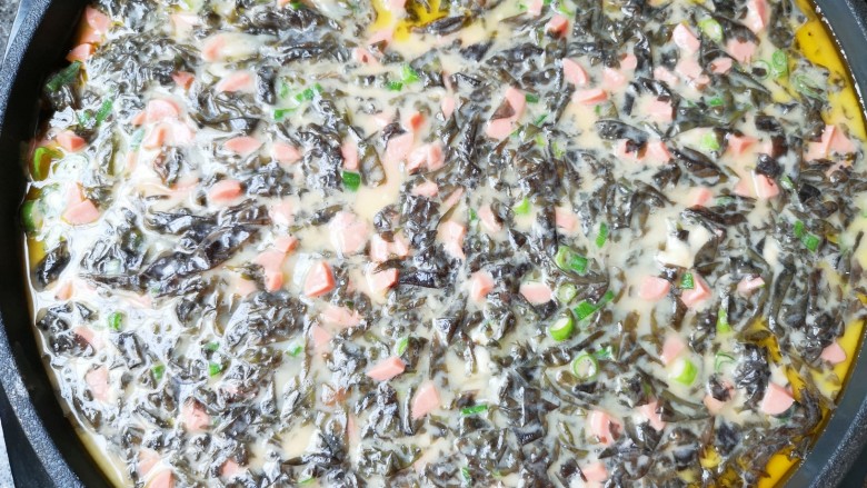 紫菜饼,倒入紫菜面糊,用铲子铺平。