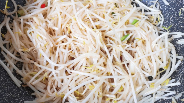 醋溜绿豆芽,翻炒均匀。