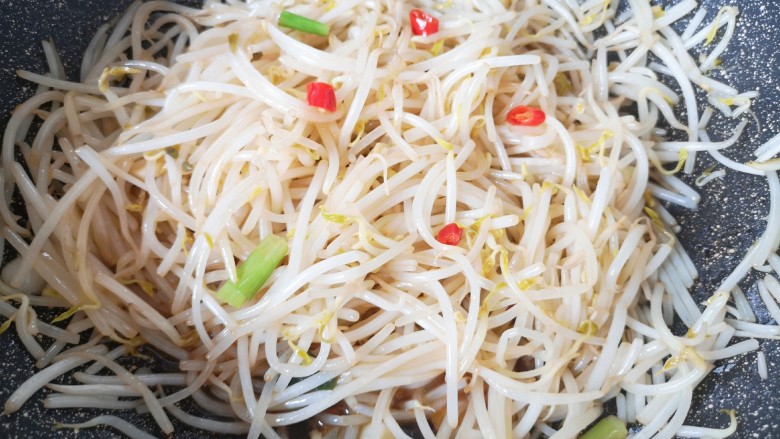 醋溜绿豆芽,翻炒均匀即可!