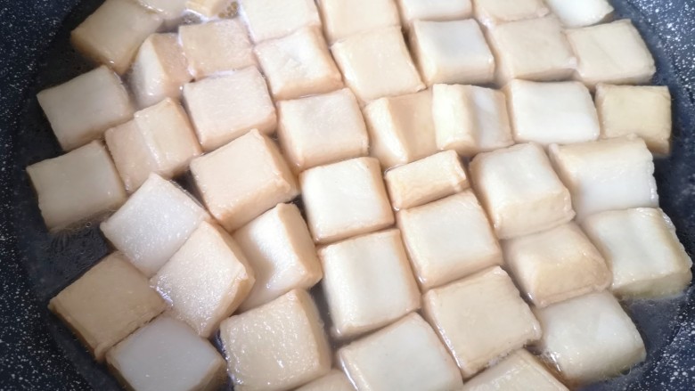 红烧鱼豆腐,煮至鱼豆腐飘起,捞出晾凉备用。