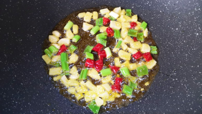 红烧鱼豆腐,炒锅内倒适量的<a style='color:red;display:inline-block;' href='/shicai/ 848'>菜籽油</a>烧热,下入葱姜蒜和干红辣椒炒香。