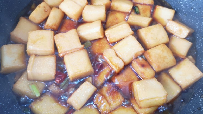 红烧鱼豆腐,大火烧开,小火煮至鱼豆腐入味。