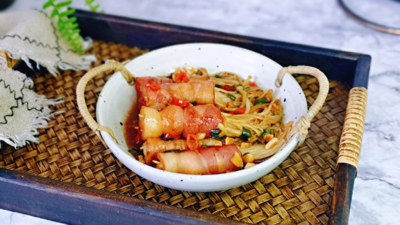 肥牛金针菇卷,特别好吃,就连平时不太爱吃金针菇的宝贝也吃的不亦乐乎。