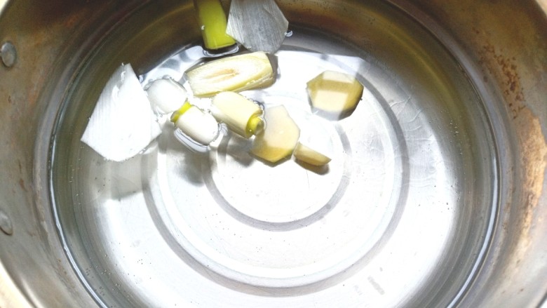 葱油花蛤,锅中加水,放入葱姜,料酒,烧开