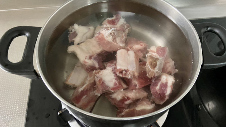酱香排骨➕酱香土豆烧排骨,排骨冷水下锅,