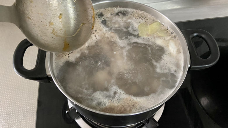 酱香排骨➕酱香土豆烧排骨,煮开撇去浮末,再煮三分钟