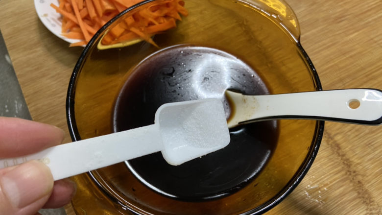包菜炒粉丝➕五花肉包菜炒粉丝,尝下咸淡,根据自己口味添加少许盐