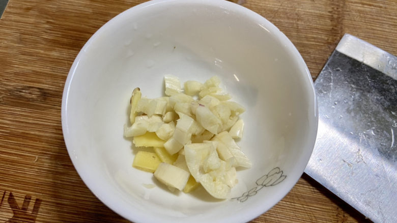 包菜炒粉丝➕五花肉包菜炒粉丝,改刀:蒜切蒜蓉,姜切片