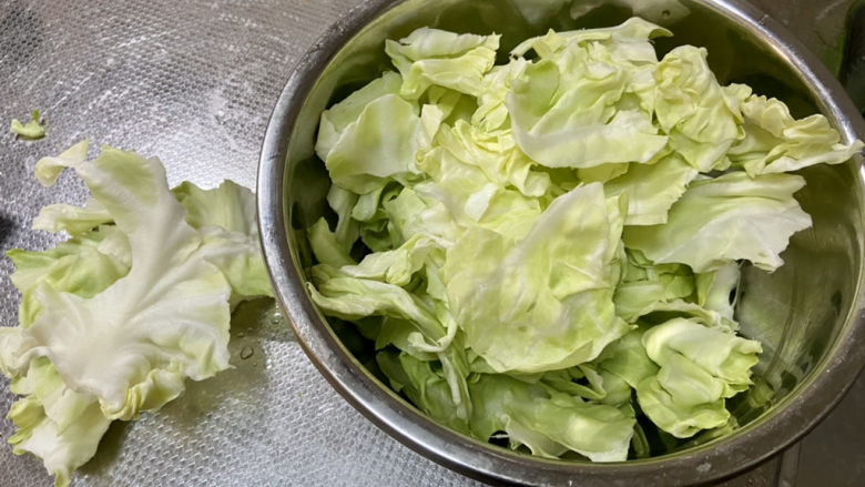 包菜炒粉丝➕五花肉包菜炒粉丝,包菜撕小片,只要菜叶不要菜梗