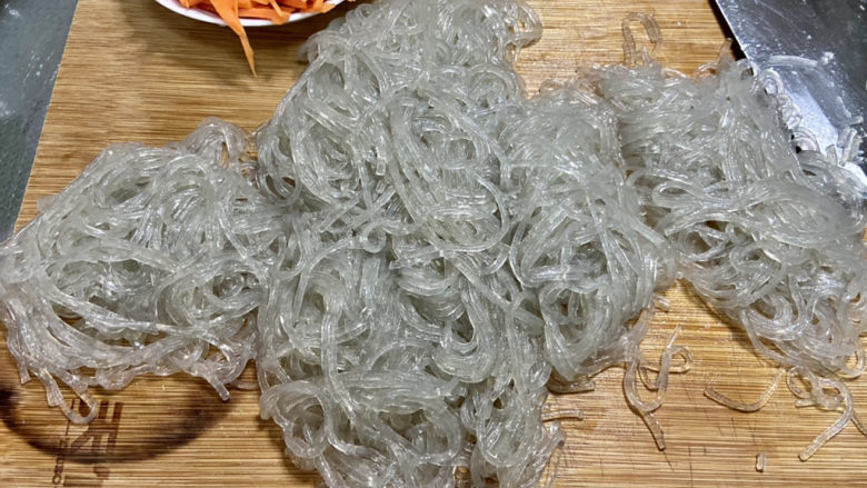 包菜炒粉丝➕五花肉包菜炒粉丝,烫软的粉丝捞出,可以切几段,方便炒匀