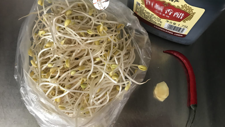 醋溜绿豆芽,备好食材(今儿没买到绿豆芽,只有这种细豆芽了)