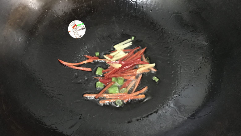 醋溜绿豆芽,锅热倒油,下入葱姜和红椒丝,炒出香味
