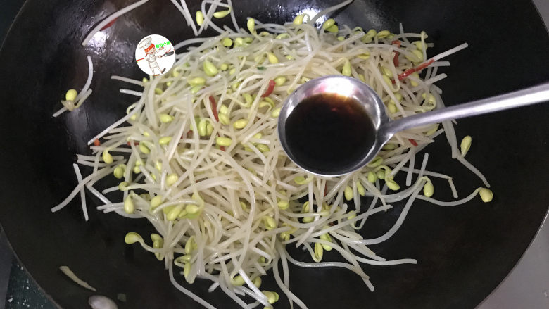 醋溜绿豆芽,沿锅边加入<a style='color:red;display:inline-block;' href='/shicai/ 768'>香醋</a>,翻炒,一直保持大火