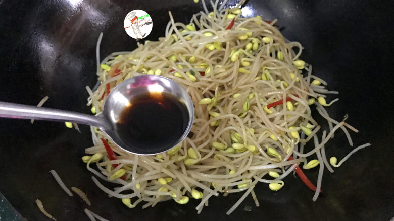 醋溜绿豆芽,沿锅边,再次加入半勺香醋,增加香味