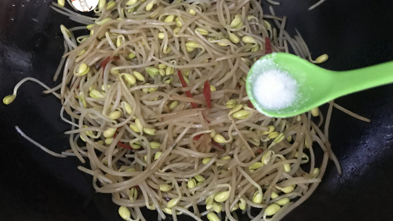 醋溜绿豆芽,觉得味不够,可以再加少许的盐