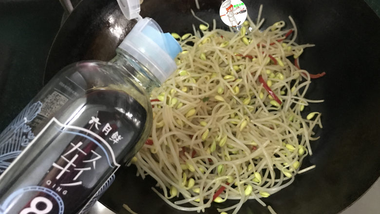 醋溜绿豆芽,这时调味:加入<a style='color:red;display:inline-block;' href='/shicai/ 788'>生抽</a>翻炒