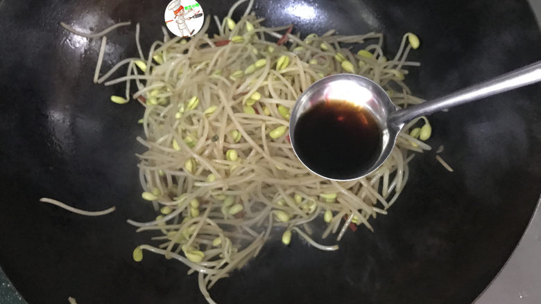 醋溜绿豆芽,第3次,沿锅边淋入香醋,醋的味道好香