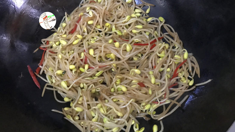醋溜绿豆芽,翻炒均匀,即可