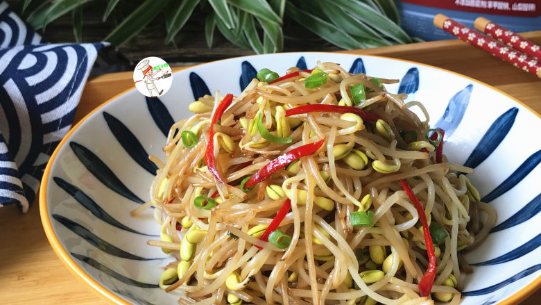 醋溜绿豆芽,关火,盛入盘中